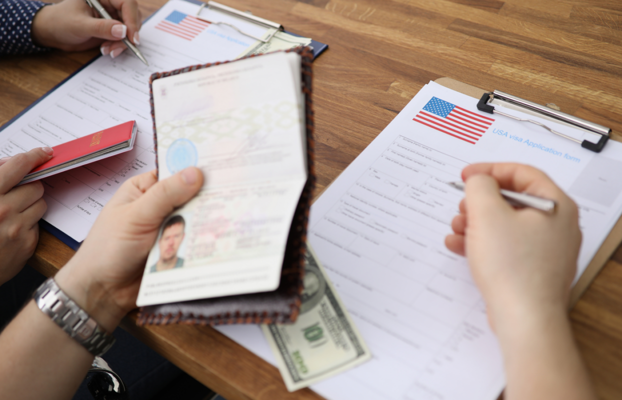 So sánh visa H-1B và Visa EB-5 - Chi phí nộp đơn và xử lý hồ sơ